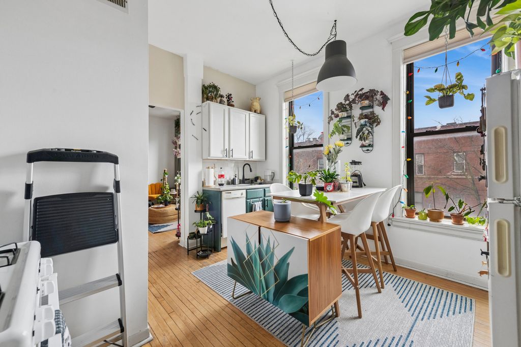 Image 19 of property listing at 2912 N Milwaukee Avenue, Chicago, IL 60618