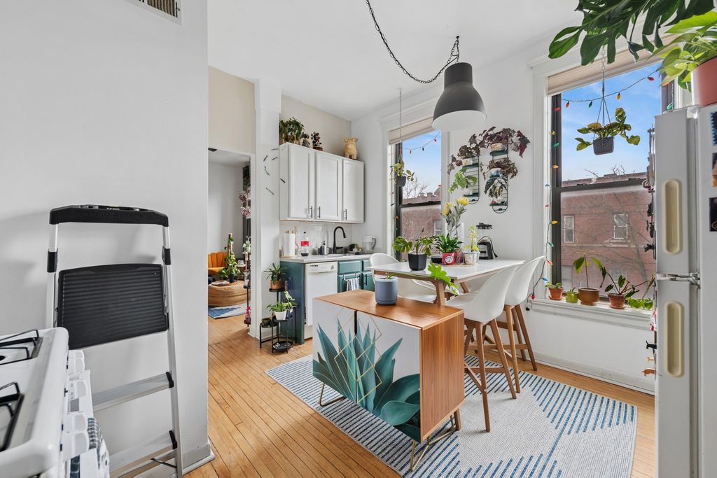 Image 20 of property listing at 2912 N Milwaukee Avenue, Chicago, IL 60618