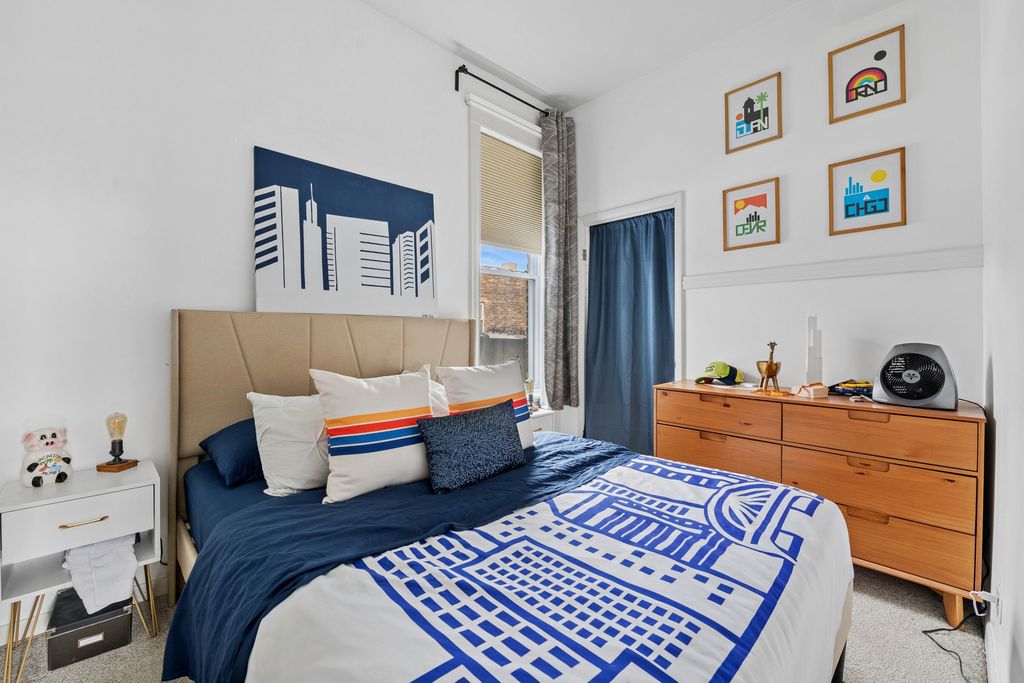 Image 21 of property listing at 2912 N Milwaukee Avenue, Chicago, IL 60618