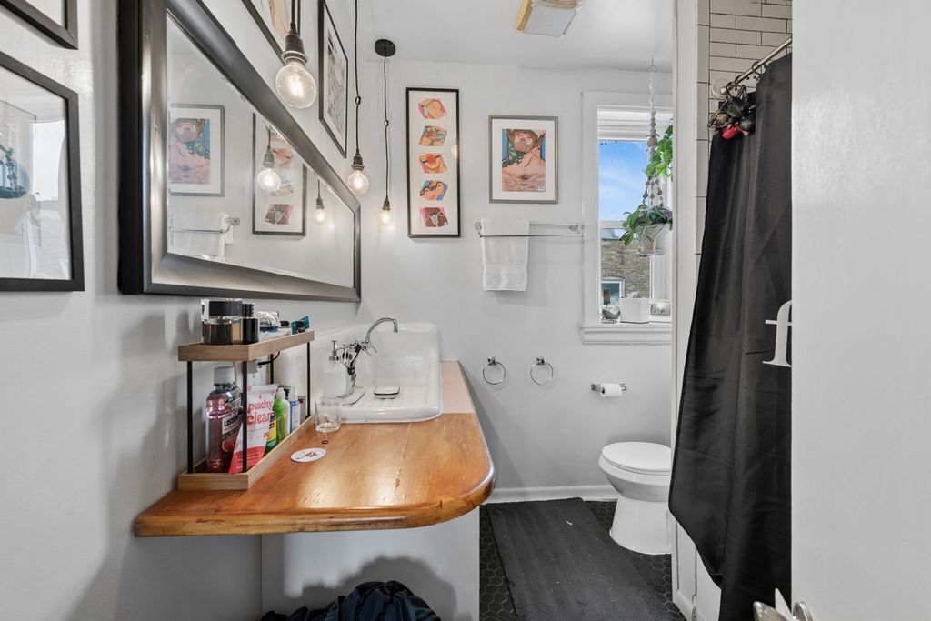 Image 22 of property listing at 2912 N Milwaukee Avenue, Chicago, IL 60618