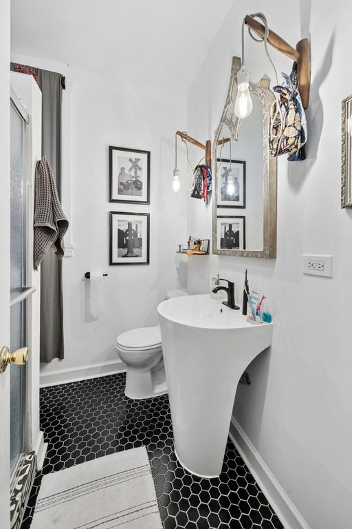 Image 23 of property listing at 2912 N Milwaukee Avenue, Chicago, IL 60618