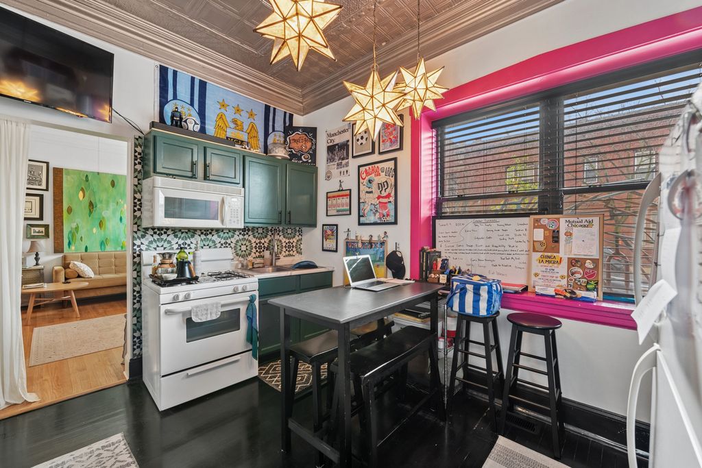 Image 24 of property listing at 2912 N Milwaukee Avenue, Chicago, IL 60618