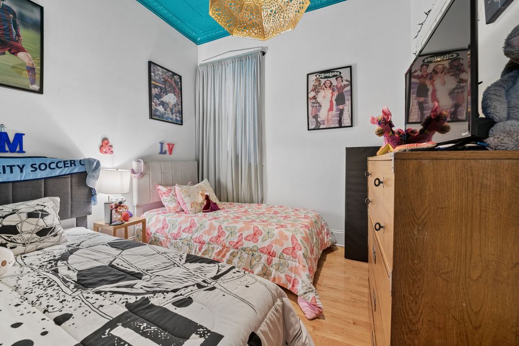 Image 27 of property listing at 2912 N Milwaukee Avenue, Chicago, IL 60618