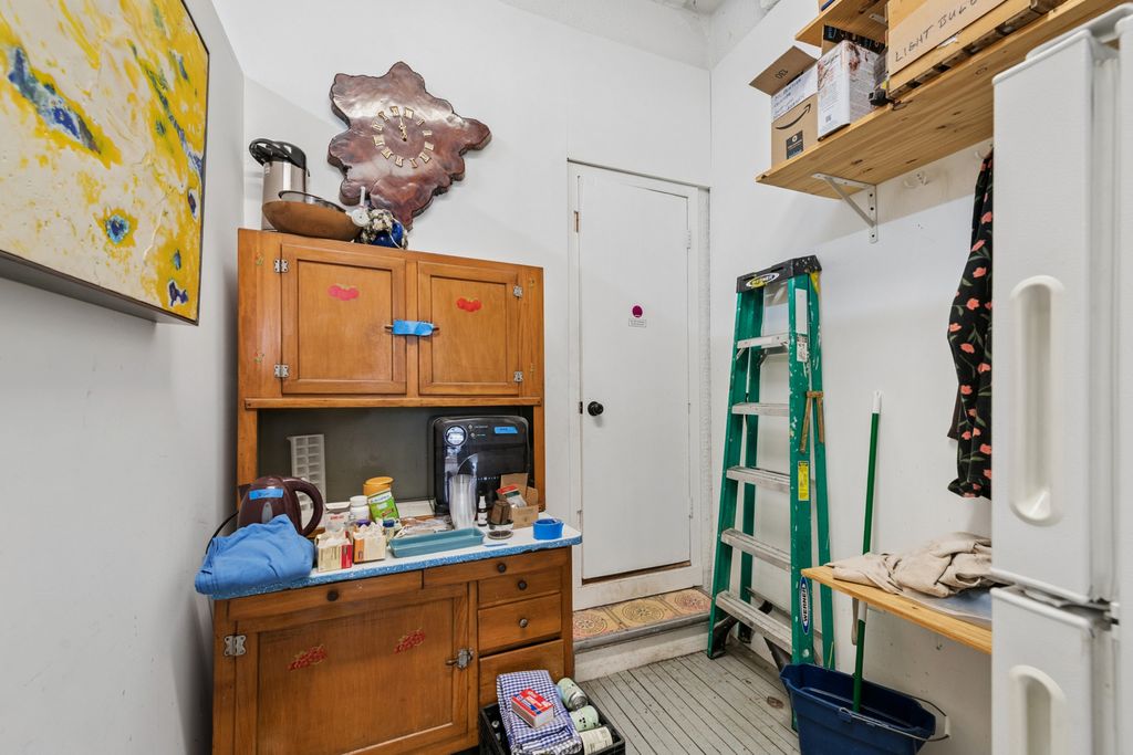 Image 4 of property listing at 2912 N Milwaukee Avenue, Chicago, IL 60618