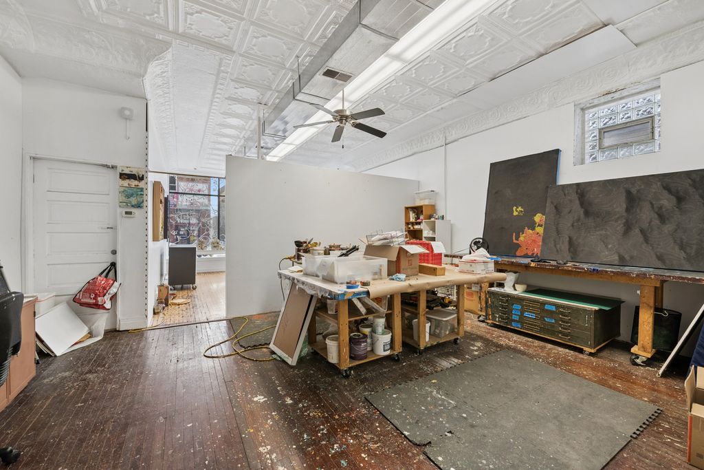 Image 5 of property listing at 2912 N Milwaukee Avenue, Chicago, IL 60618