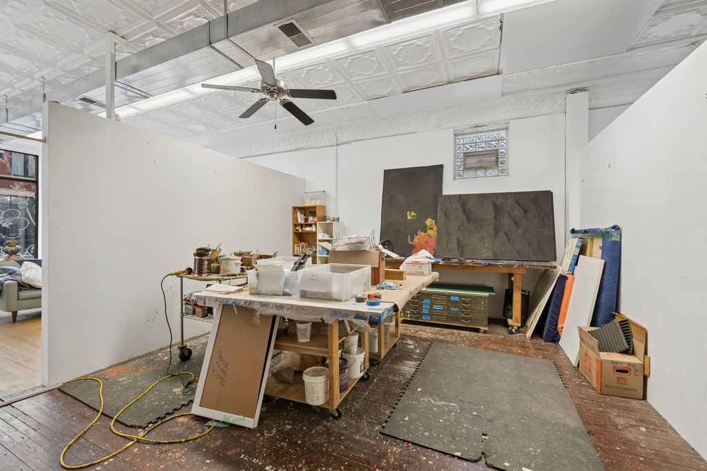 Image 6 of property listing at 2912 N Milwaukee Avenue, Chicago, IL 60618