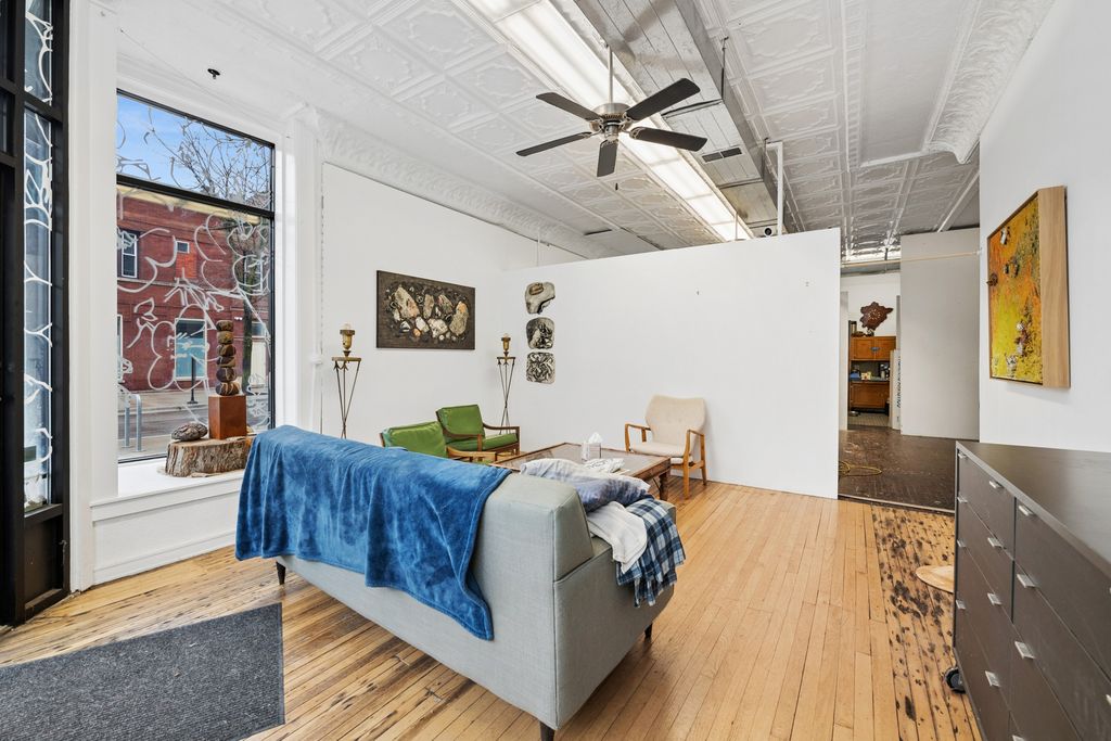 Image 8 of property listing at 2912 N Milwaukee Avenue, Chicago, IL 60618