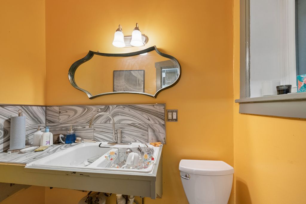 Image 9 of property listing at 2912 N Milwaukee Avenue, Chicago, IL 60618
