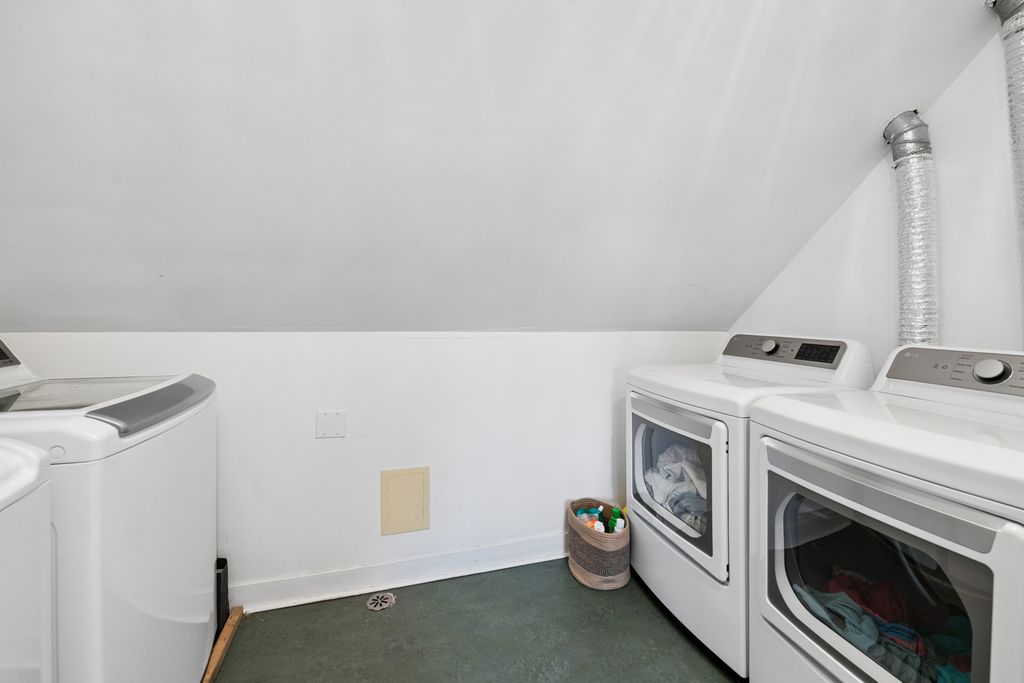 Image 10 of property listing at 2912 N Milwaukee Avenue, Chicago, IL 60618