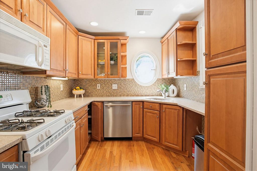 Image 13 of property listing at 372 HOMELAND SOUTHWAY, Baltimore, MD 21212