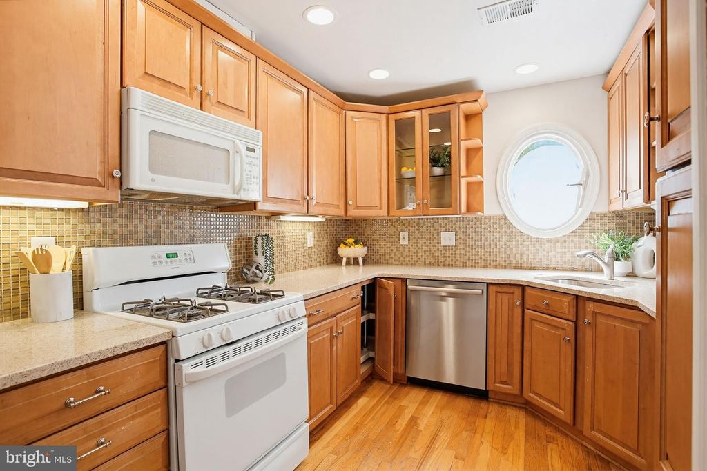Image 14 of property listing at 372 HOMELAND SOUTHWAY, Baltimore, MD 21212