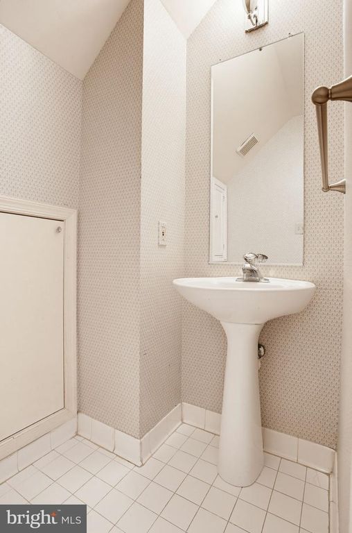 Image 17 of property listing at 372 HOMELAND SOUTHWAY, Baltimore, MD 21212