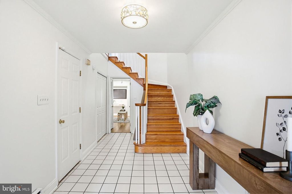 Image 4 of property listing at 372 HOMELAND SOUTHWAY, Baltimore, MD 21212