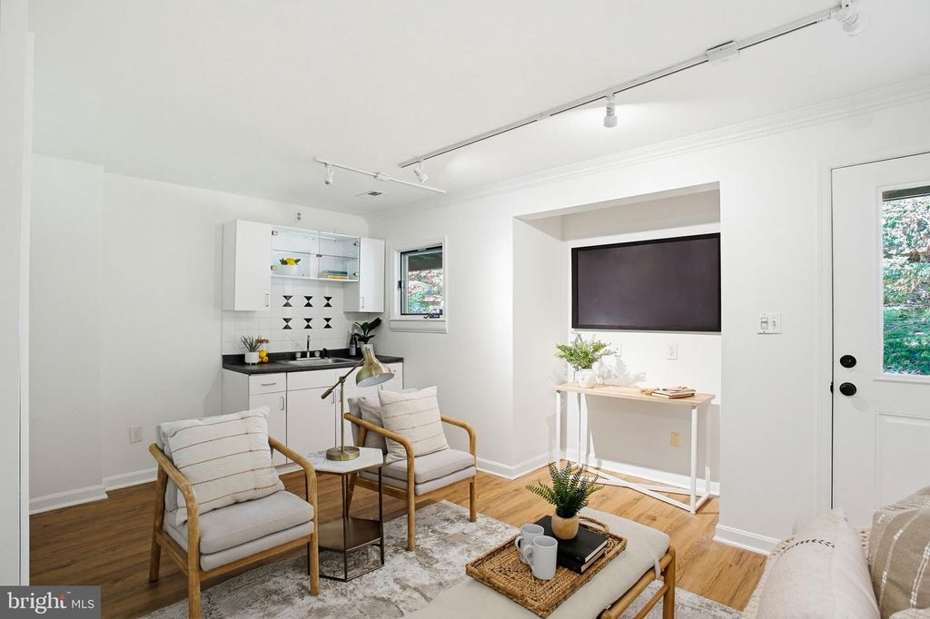 Image 5 of property listing at 372 HOMELAND SOUTHWAY, Baltimore, MD 21212