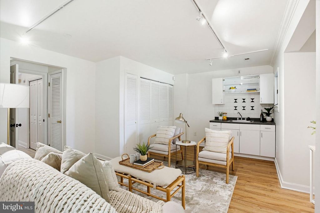 Image 6 of property listing at 372 HOMELAND SOUTHWAY, Baltimore, MD 21212
