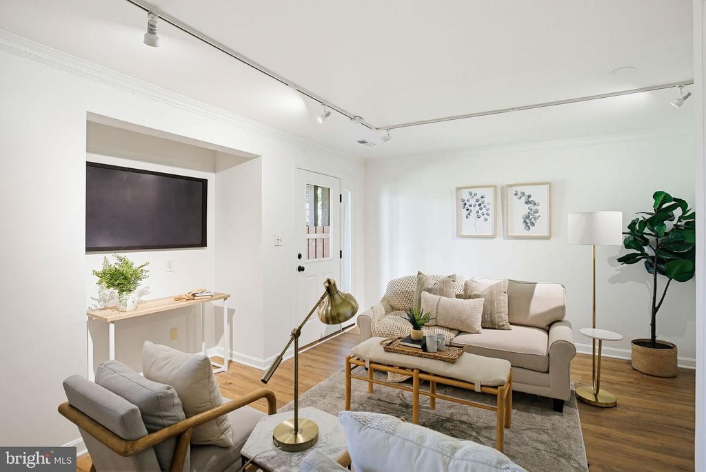 Image 7 of property listing at 372 HOMELAND SOUTHWAY, Baltimore, MD 21212
