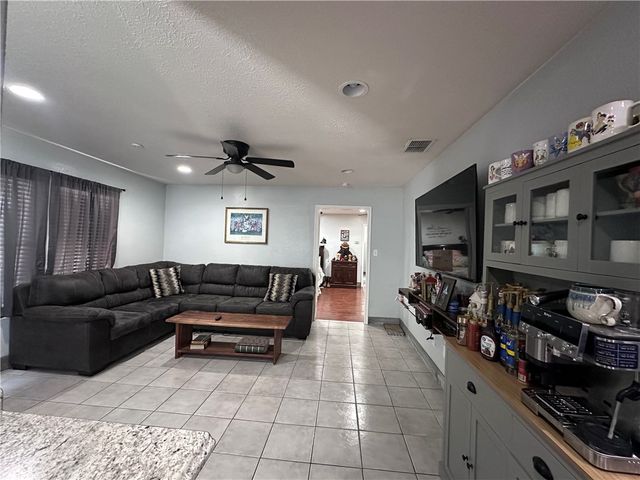 912 S 7th St, Aransas Pass, TX 78336