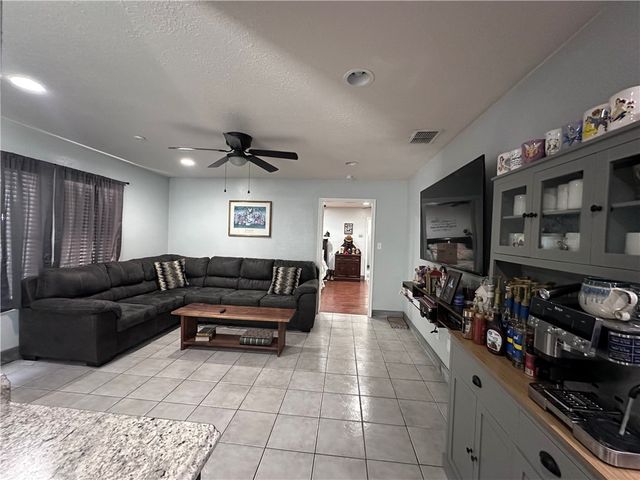 912 S 7th St, Aransas Pass, TX 78336