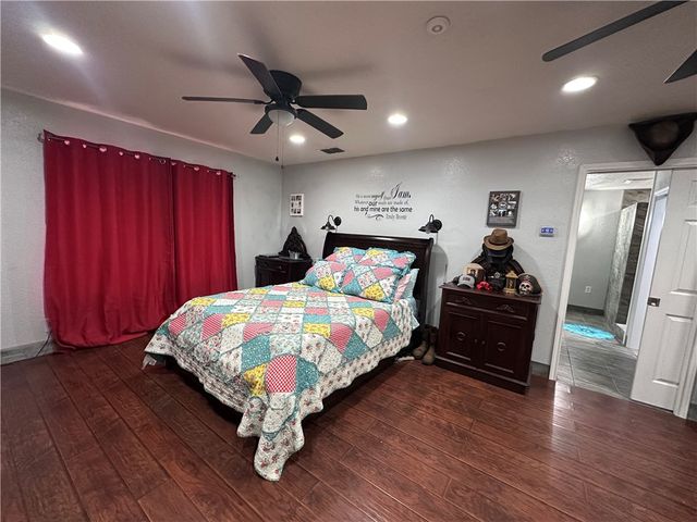 912 S 7th St, Aransas Pass, TX 78336