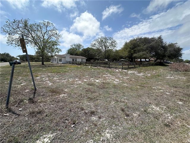 912 S 7th St, Aransas Pass, TX 78336