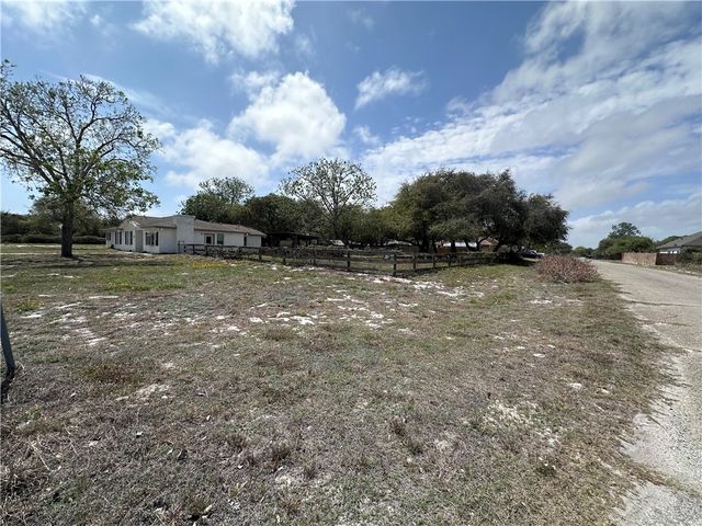 912 S 7th St, Aransas Pass, TX 78336