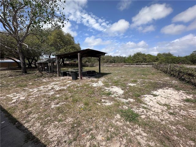 912 S 7th St, Aransas Pass, TX 78336