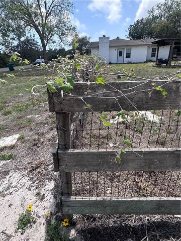 912 S 7th St, Aransas Pass, TX 78336