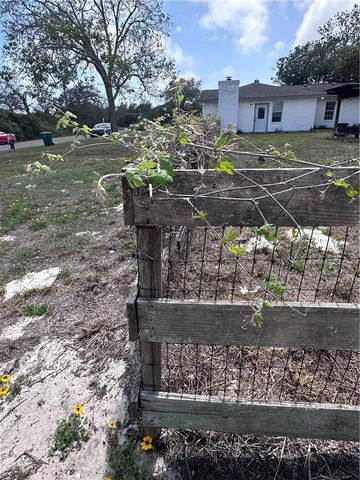 912 S 7th St, Aransas Pass, TX 78336