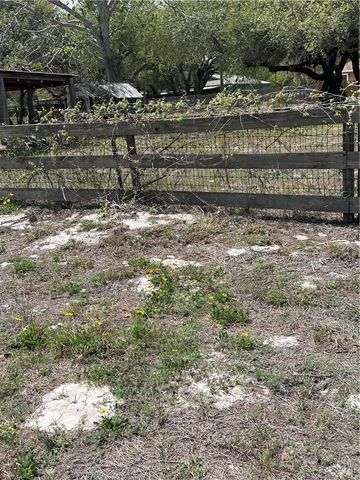 912 S 7th St, Aransas Pass, TX 78336