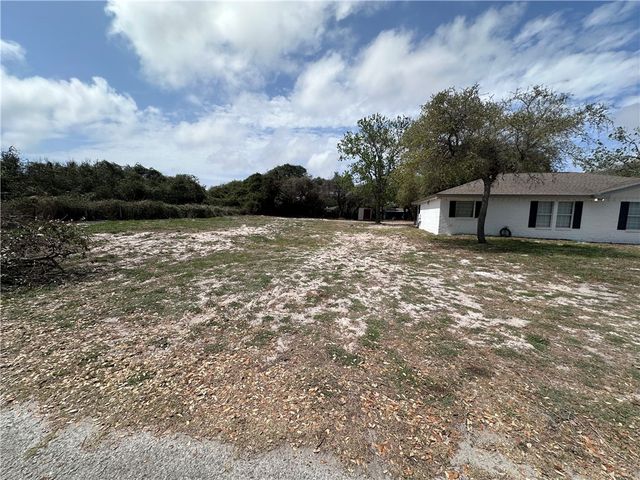912 S 7th St, Aransas Pass, TX 78336