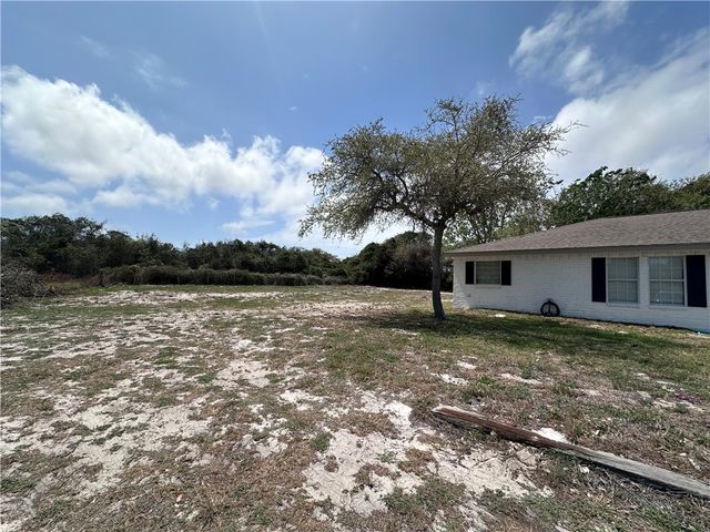 912 S 7th St, Aransas Pass, TX 78336