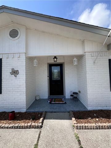 912 S 7th St, Aransas Pass, TX 78336
