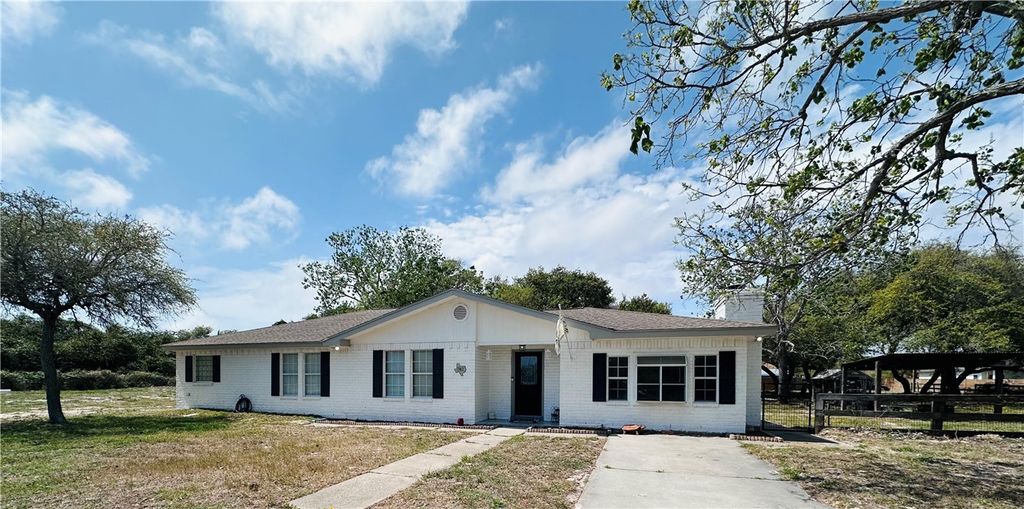 912 S 7th St, Aransas Pass, TX 78336