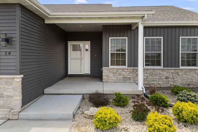 14 Viola Drive, Leclaire, IA 52753