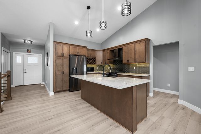 14 Viola Drive, Leclaire, IA 52753
