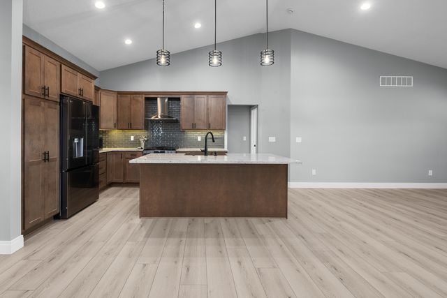 14 Viola Drive, Leclaire, IA 52753