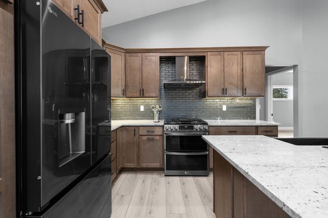 14 Viola Drive, Leclaire, IA 52753