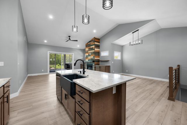 14 Viola Drive, Leclaire, IA 52753