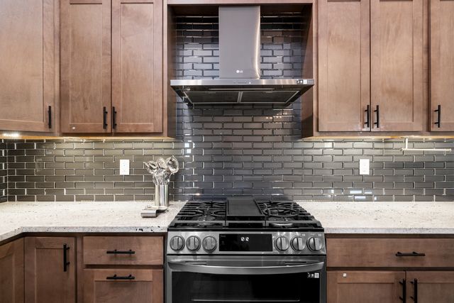 14 Viola Drive, Leclaire, IA 52753