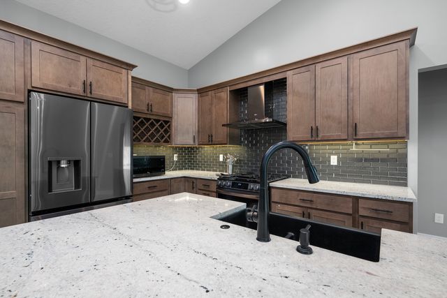 14 Viola Drive, Leclaire, IA 52753