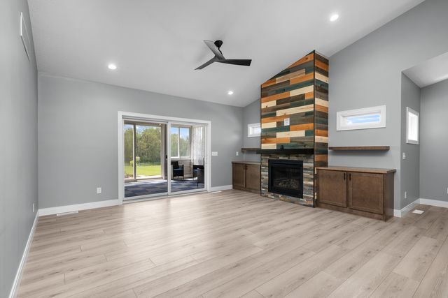 14 Viola Drive, Leclaire, IA 52753