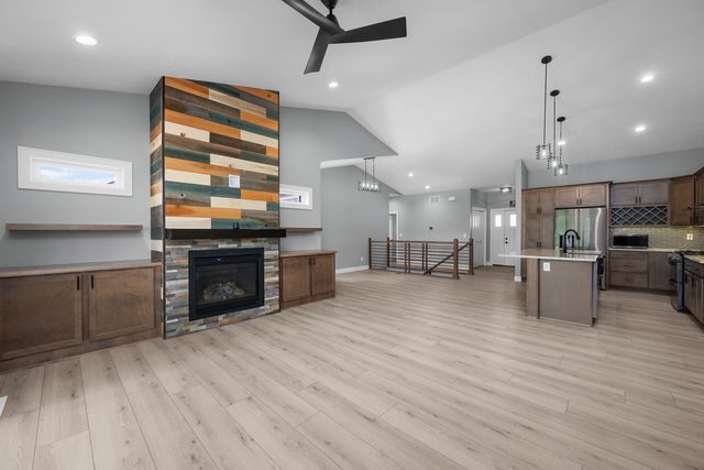 14 Viola Drive, Leclaire, IA 52753