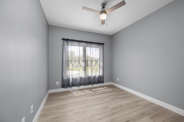 14 Viola Drive, Leclaire, IA 52753