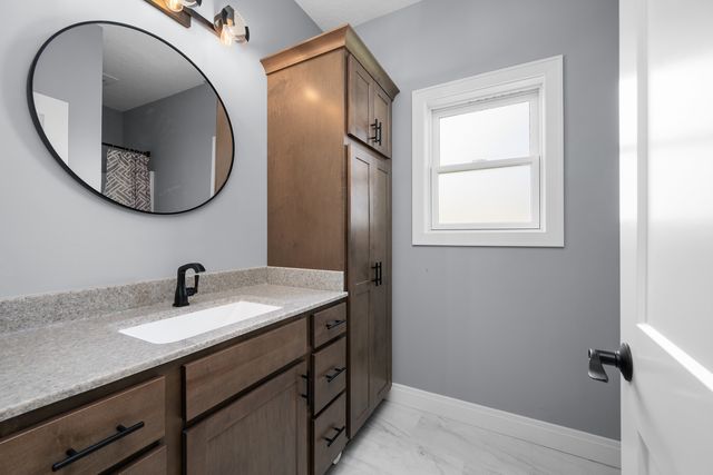 14 Viola Drive, Leclaire, IA 52753
