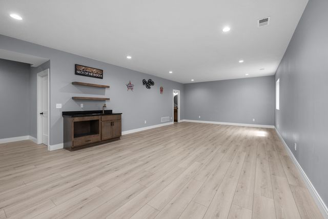 14 Viola Drive, Leclaire, IA 52753