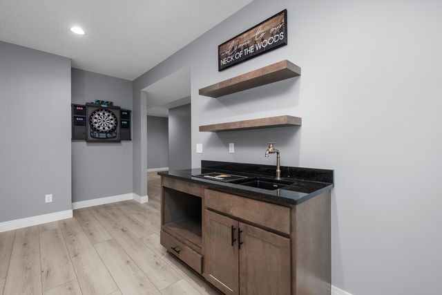 14 Viola Drive, Leclaire, IA 52753