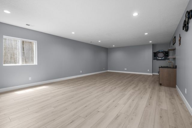 14 Viola Drive, Leclaire, IA 52753