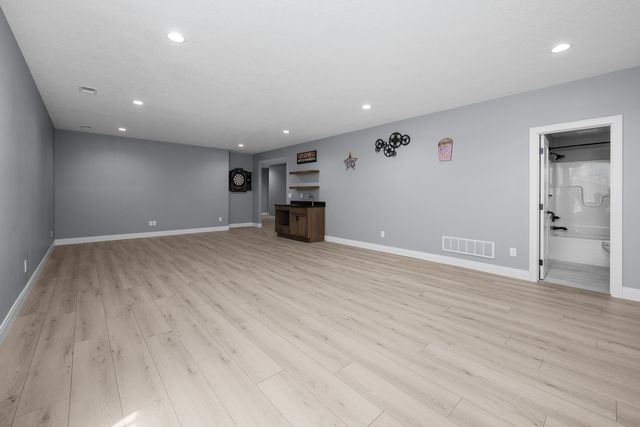 14 Viola Drive, Leclaire, IA 52753