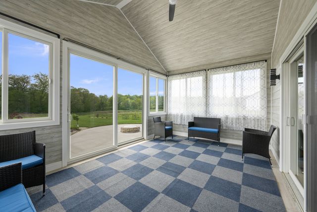 14 Viola Drive, Leclaire, IA 52753