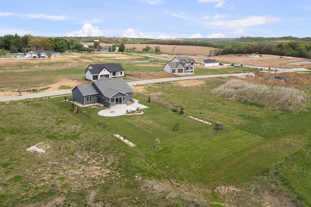 14 Viola Drive, Leclaire, IA 52753